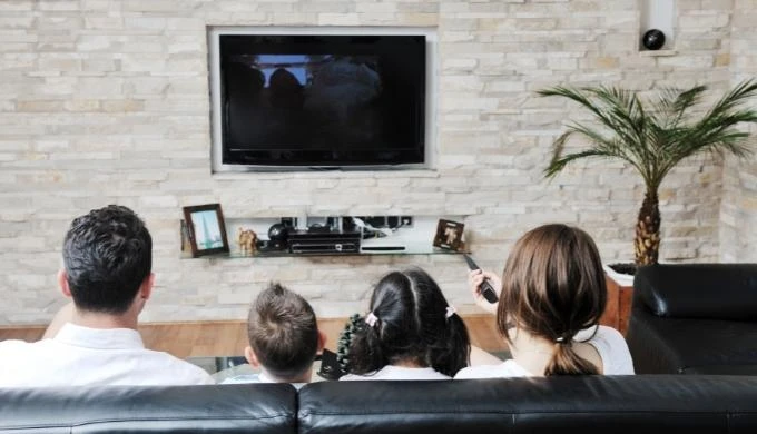 テレビを見ている家族
